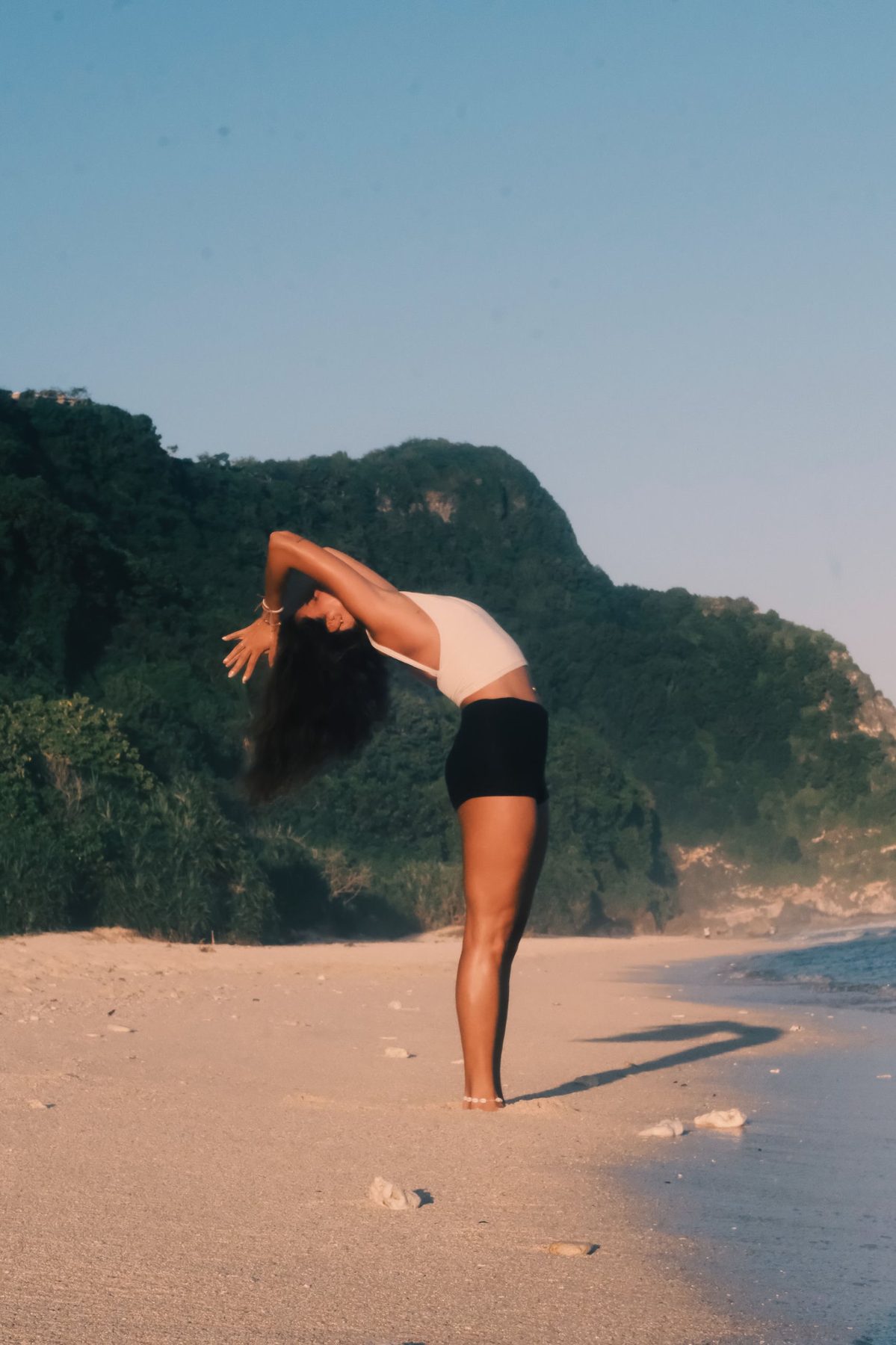 Posture cambrée sur la plage