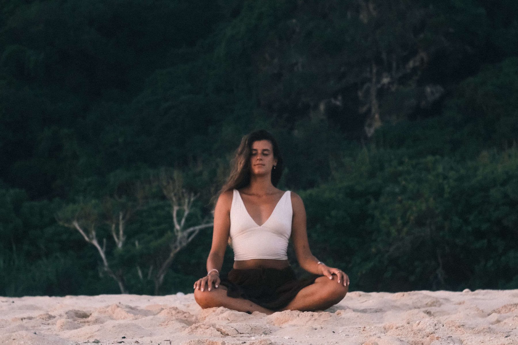 Méditation en lotus sur le sable