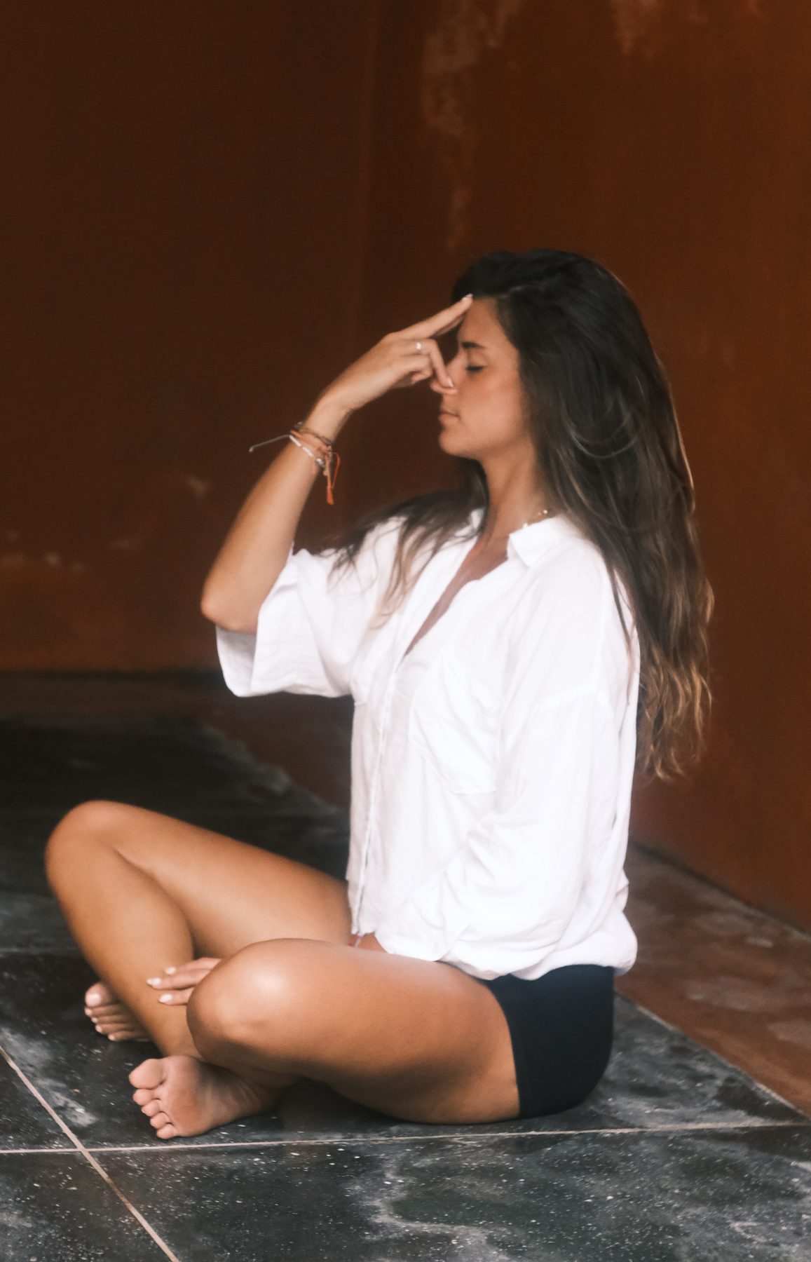 Pranayama de profil, intérieur ocre