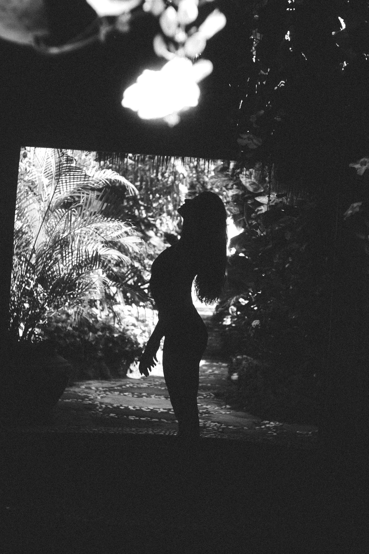 Silhouette dans l'encadrement de porte, noir et blanc